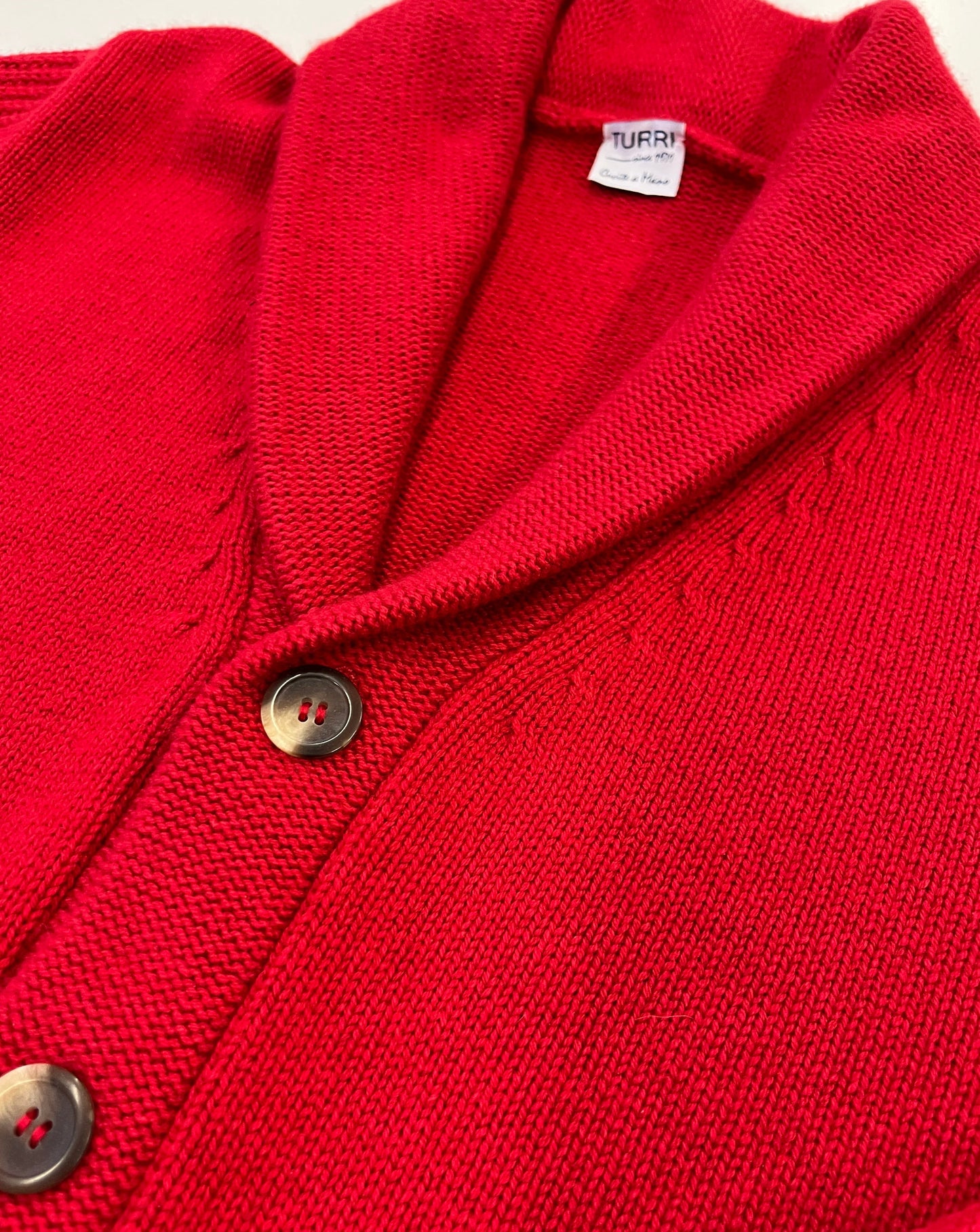 Cardigan con collo a scialle e bottoni a vista in corno. Ideale se indossato come giacca per le giornate dal clima fresco e ottimo a basse temperature se indossato sotto un cappotto.