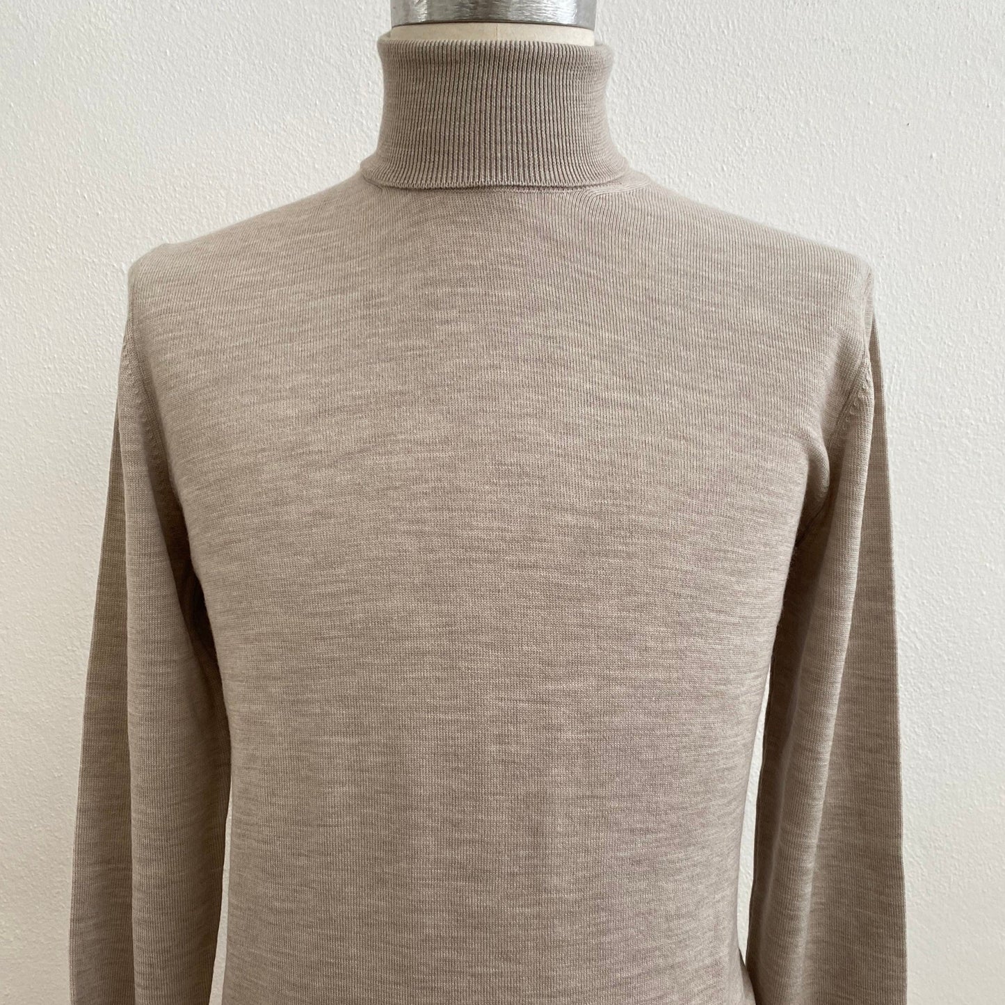 Dolcevita in morbida lana Merinos. Ideale come sotto giacca per le giornate dal clima fresco e ottimo a basse temperature se indossato sotto un cappotto. Lavare a secco