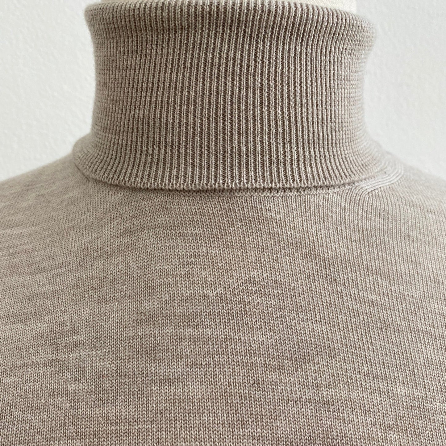 Dolcevita in morbida lana Merinos. Ideale come sotto giacca per le giornate dal clima fresco e ottimo a basse temperature se indossato sotto un cappotto. Lavare a secco