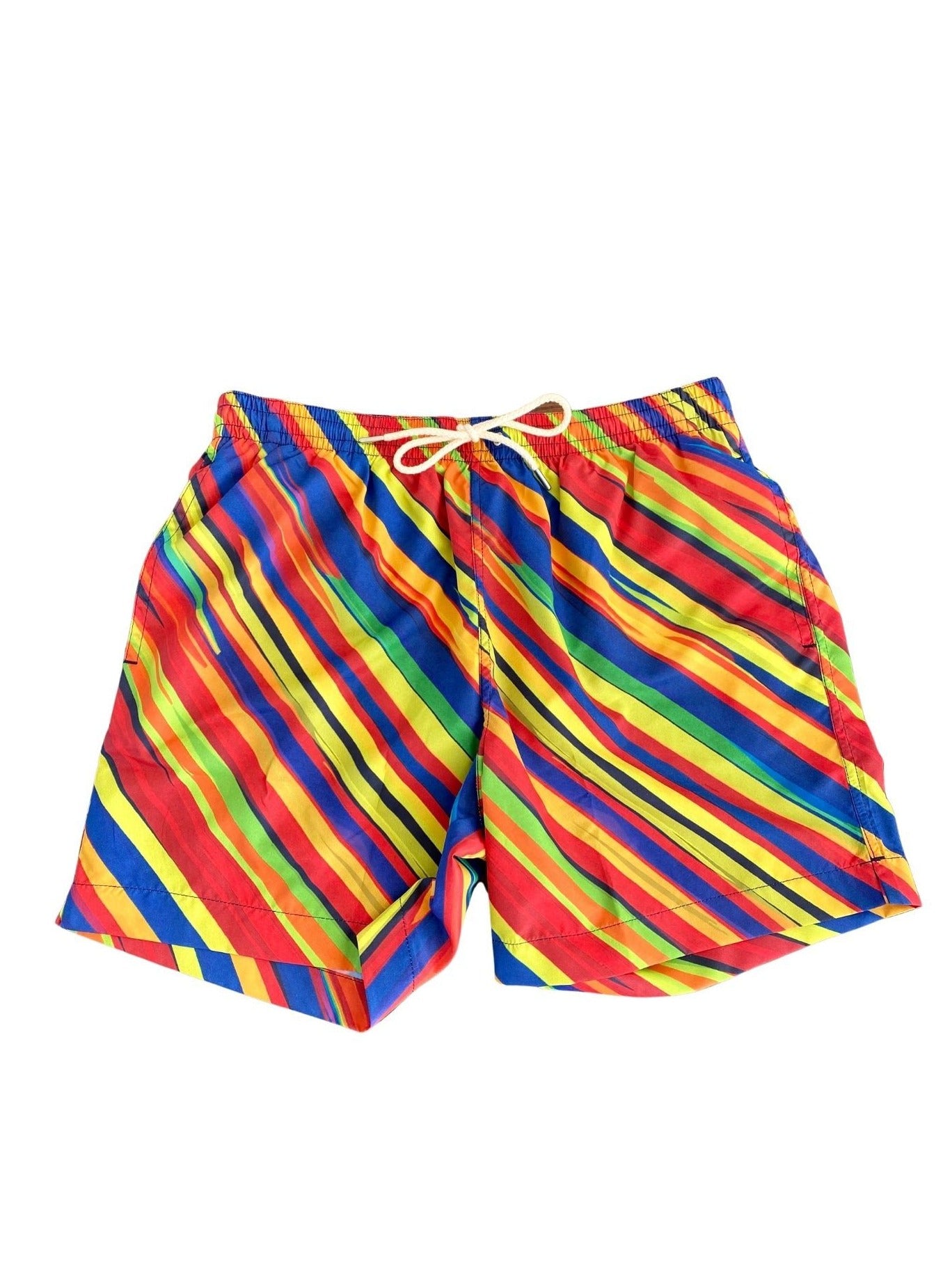 I nostri costumi hanno un taglio slim fit e un tessuto leggero ad asciugatura rapida. Lo slip interno leggero ed ergonomico garantisce freschezza e comodità. La chiusura è a cordoncino in tessuto biologico con puntali. È inoltre dotato di tre tasche: due laterali e una posteriore con bottone.