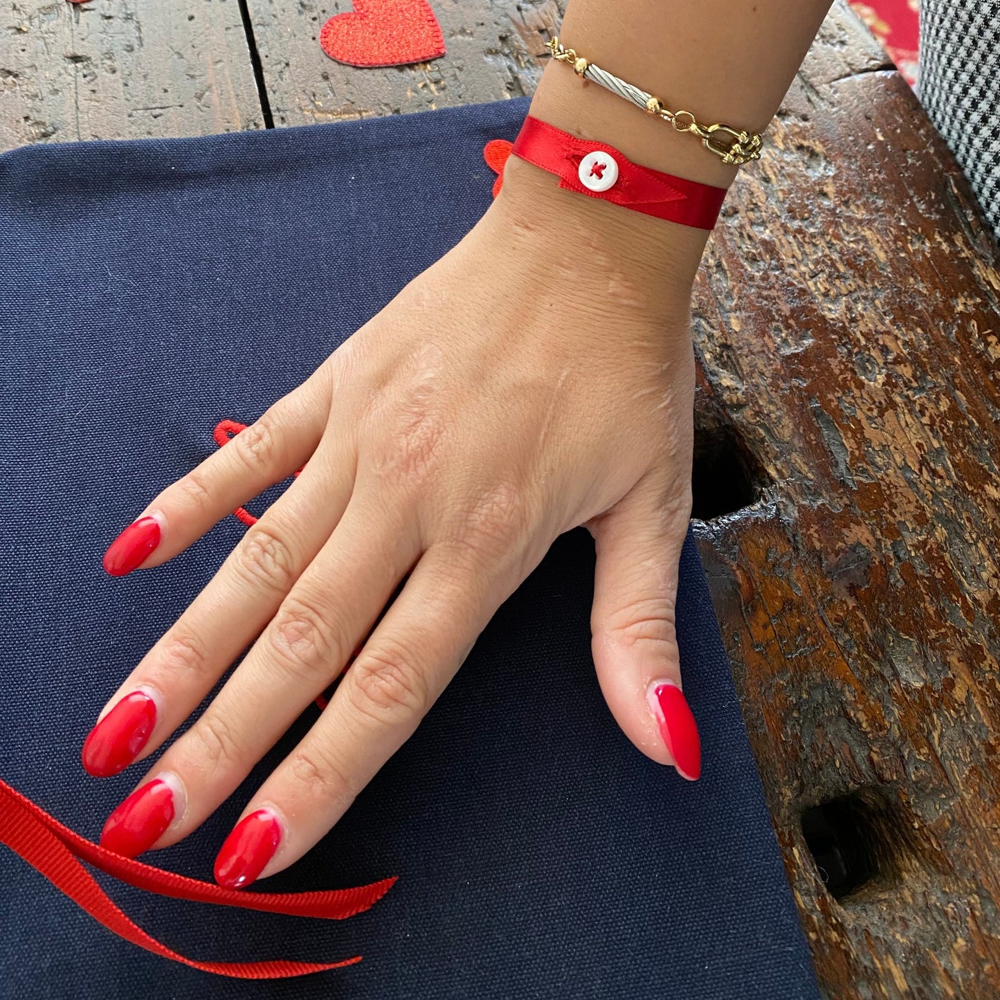 Braccialetto in seta impreziosito dalla chiusura con asola e bottone. Indossalo da solo, combinato con altre colorazioni o con il tuo orologio per un look più informale e alla moda. 100 % Seta