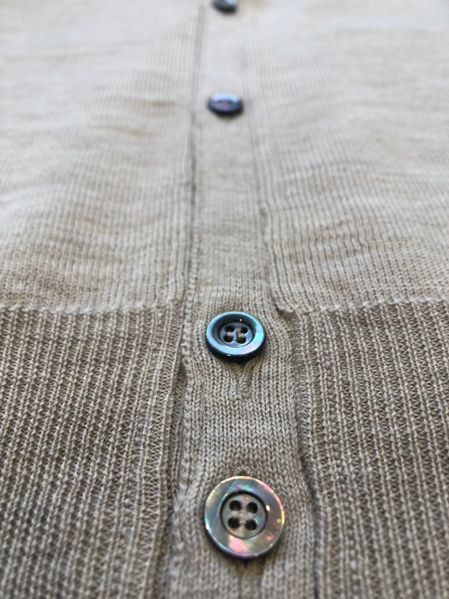 Gilet in morbida lana 100% Merinos, caldo e avvolgente, è ideale se portato da solo ad inizio stagione oppure in alternativa abbinato ad una giacca. Vestibilità slim. Lavare a secco