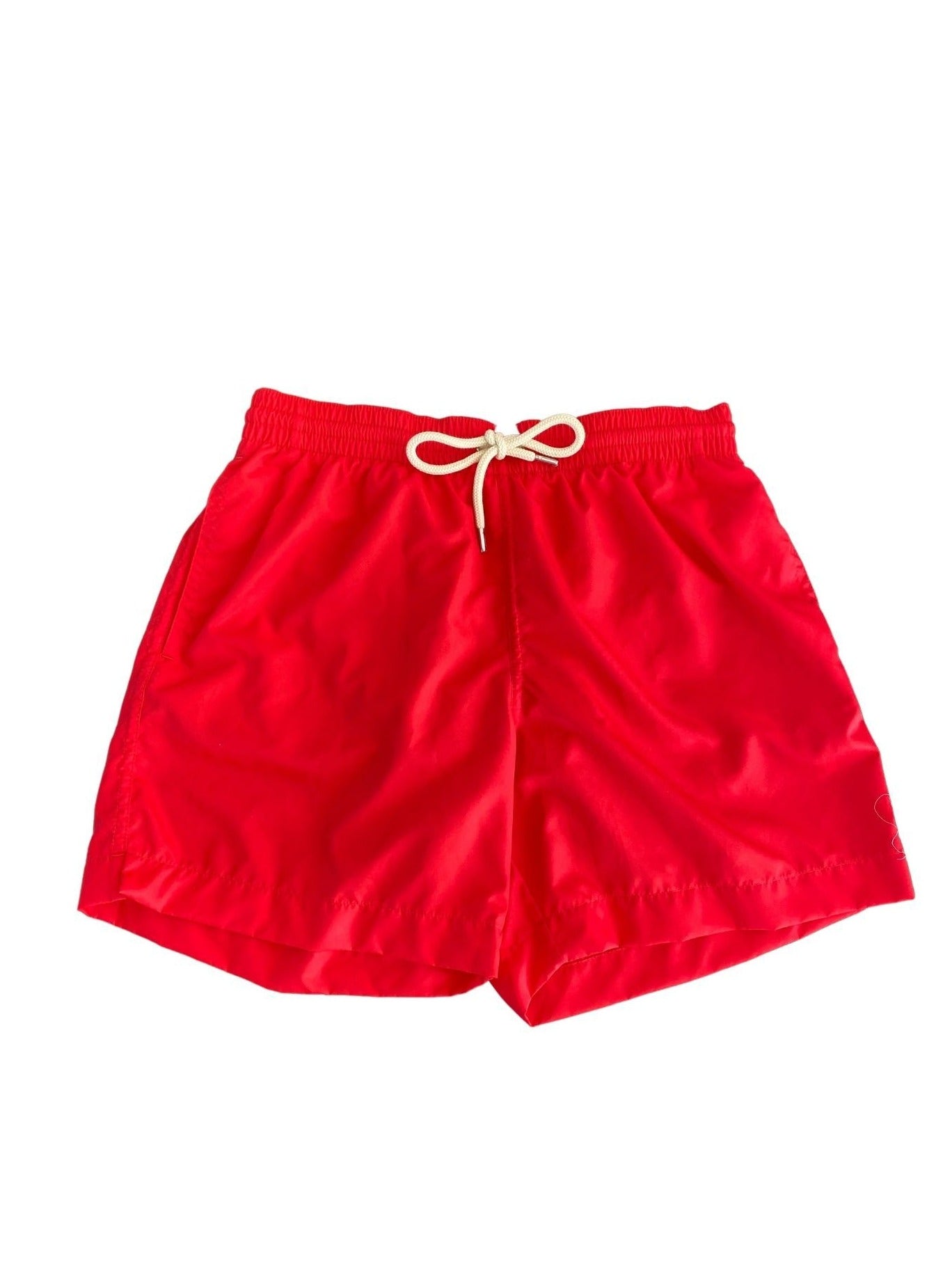 I nostri costumi hanno un taglio slim fit e un tessuto leggero ad asciugatura rapida. Lo slip interno leggero ed ergonomico garantisce freschezza e comodità. La chiusura è a cordoncino in tessuto biologico con puntali. È inoltre dotato di tre tasche: due laterali e una posteriore con bottone.