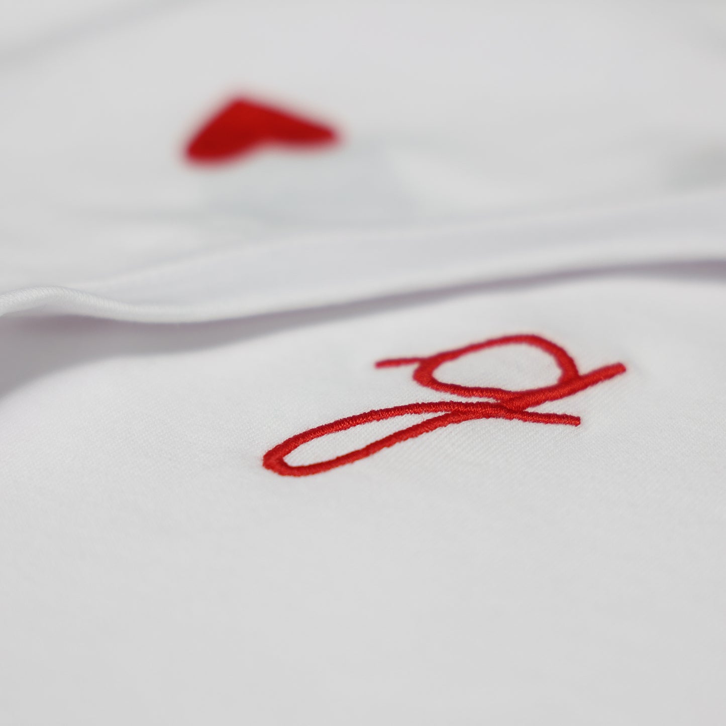 T-shirt leggera con un peso di 140 g / m² ma abbastanza resistente da avere una buona longevità grazie al suo cotone biologico al 100%. Le cuciture laterali, il colletto a costine sottili, il taglio aderente e il rinforzo sulle spalle forniscono un ottimo supporto.