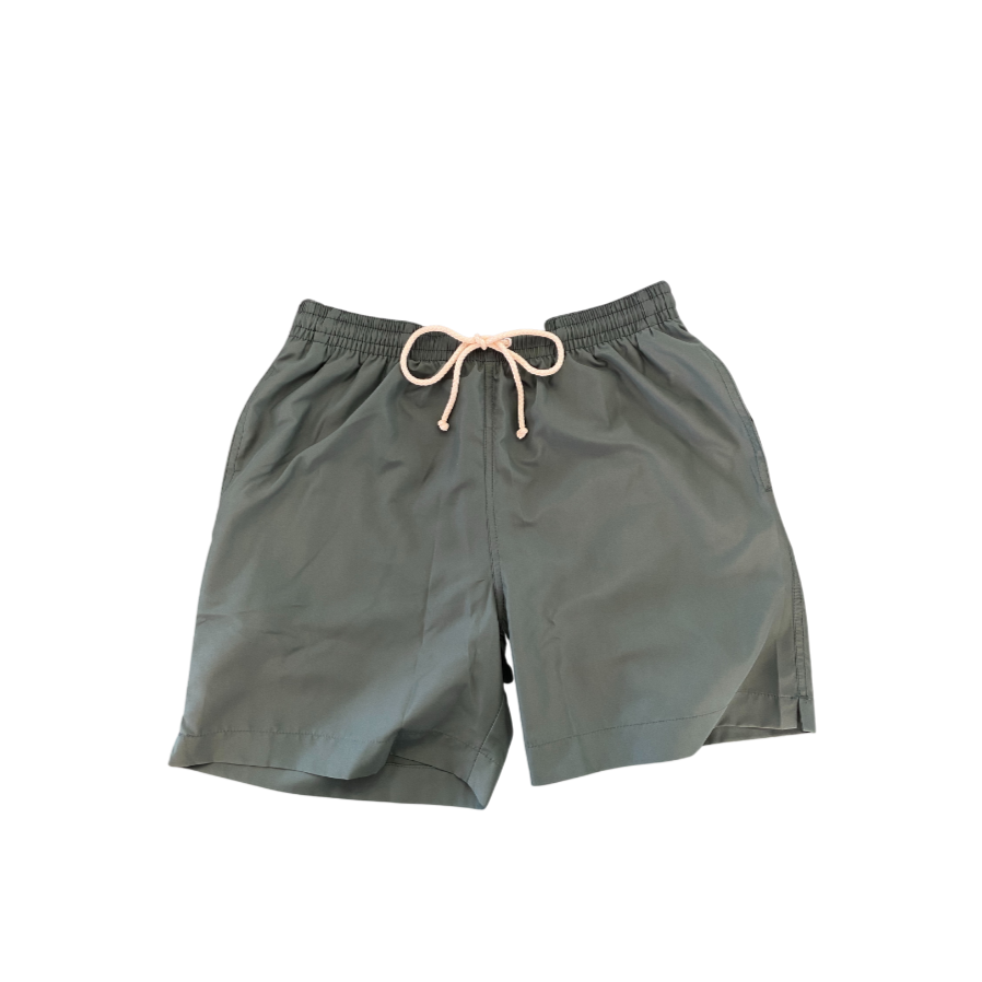 I nostri costumi hanno un taglio slim fit e un tessuto leggero ad asciugatura rapida.  Lo slip interno leggero ed ergonomico garantisce freschezza e comodità. La chiusura è a cordoncino in tessuto biologico con puntali. È inoltre dotato di tre tasche: due laterali e una posteriore con bottone.