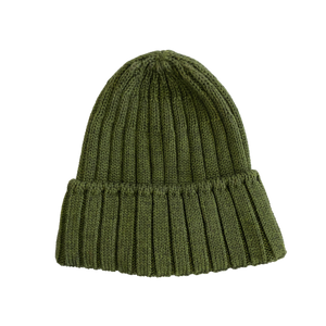 Cappello in morbida maglia a coste con risvolto e interno in pile.  La vivacità dei colori crea un'atmosfera estrosa in tutta la collezione.