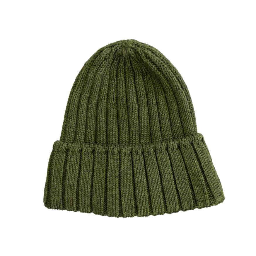 Cappello in morbida maglia a coste con risvolto e interno in pile.  La vivacità dei colori crea un'atmosfera estrosa in tutta la collezione.