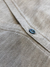 Gilet in morbida lana 100% Merinos, caldo e avvolgente, è ideale se portato da solo ad inizio stagione oppure in alternativa abbinato ad una giacca. Vestibilità slim.  Lavare a secco