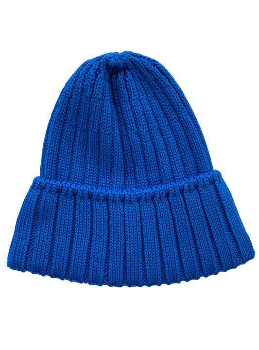 Cappello in morbida maglia a coste con risvolto e interno in pile.  La vivacità dei colori crea un'atmosfera estrosa in tutta la collezione.