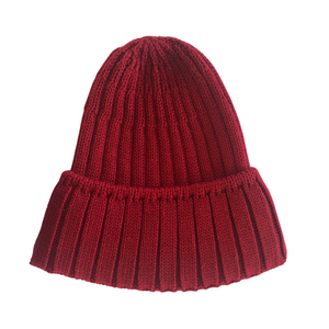 Cappello in morbida maglia a coste con risvolto e interno in pile.  La vivacità dei colori crea un'atmosfera estrosa in tutta la collezione.